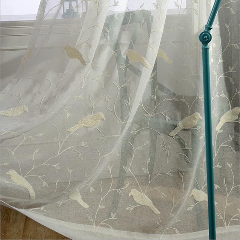 Tenda in tulle traslucido con uccelli