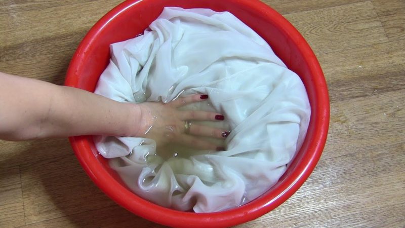 Immergere la tenda in una soluzione di soda prima del lavaggio