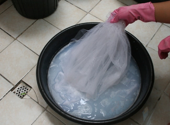 Immergere il tulle sottile in una bacinella di plastica