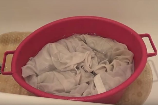 Immergere il tulle grigio in una bacinella con una soluzione di verde brillante