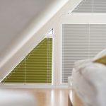 Una finestra triangolare angolare può essere decorata con tende plissettate con le tue mani