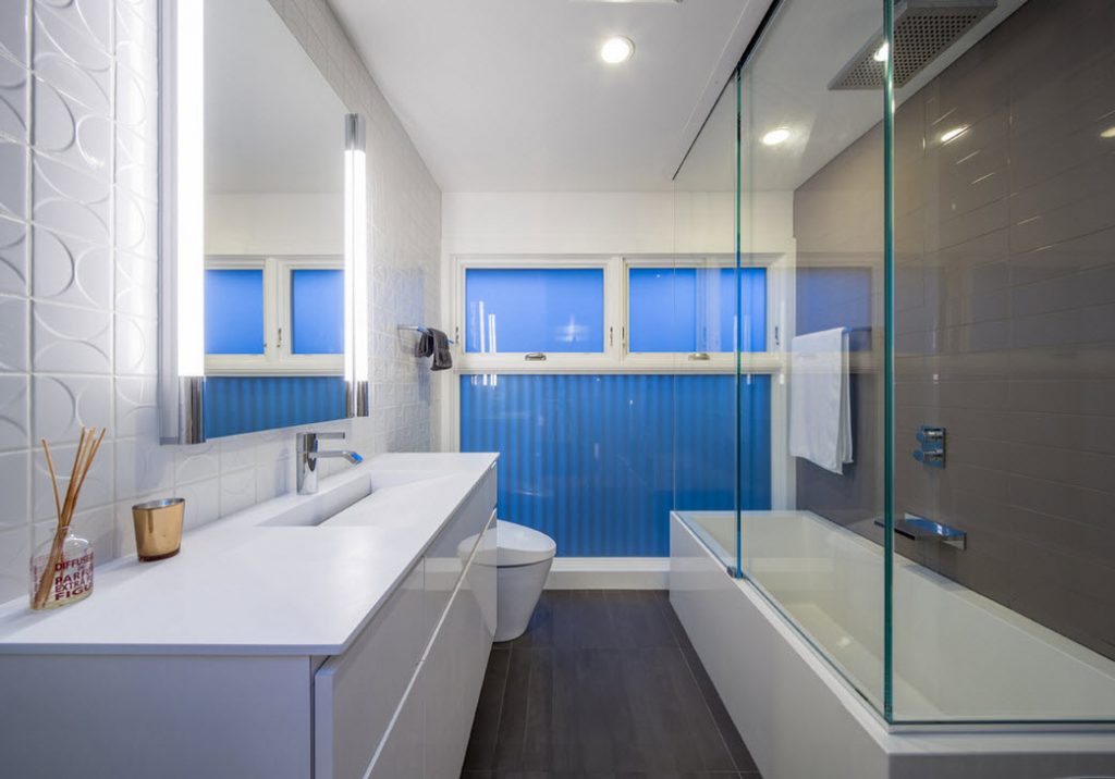 Design del bagno stretto con tenda