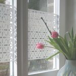 Fiori freschi sul davanzale della finestra nell'ingresso