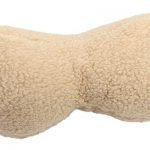 Questo cuscino in lana merino a forma di osso è perfetto per il tuo relax