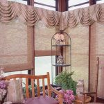 Un'opzione per decorare una loggia con tende alla romana su velcro