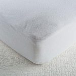 Coprimaterasso in spugna impermeabile su base in PVC con lati