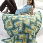 Coperta lavorata a maglia composta da quadrati disposti in diagonale