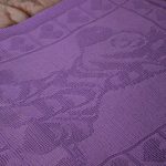Coperta lilla lavorata a maglia con animali e cuori
