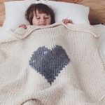 Copertina per neonati lavorata a maglia con un grande cuore