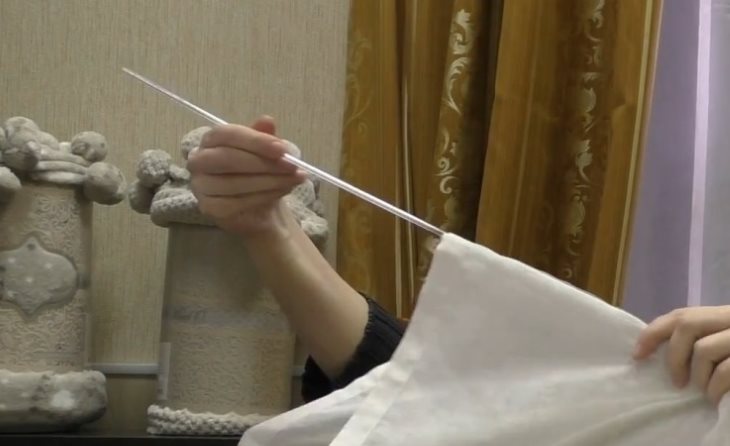 Tiriamo fuori le aste dalle tasche sulla tela della tenda romana