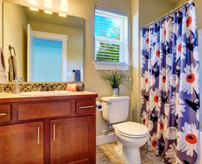 Grandi fiori sul tessuto della tenda nel bagno