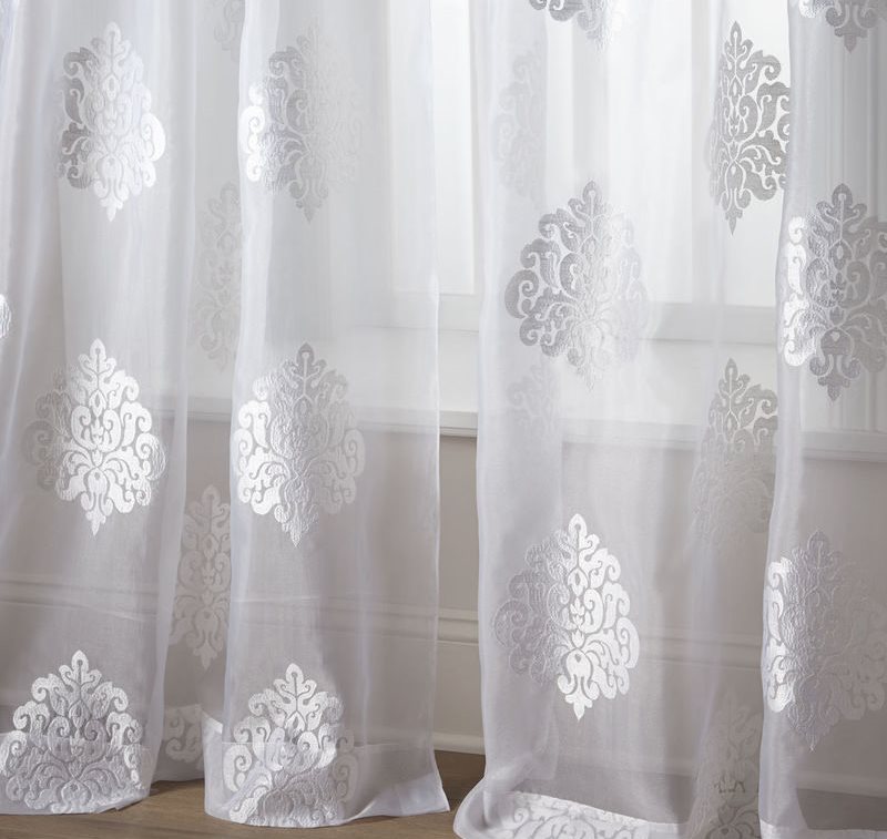Tulle sintetico bianco brillante con ornamento