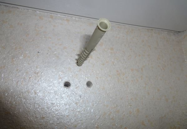 Installazione fai da te di tasselli in plastica nel muro
