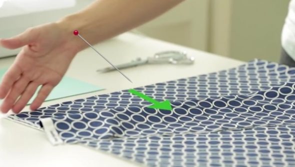 Lo fissiamo con degli spilli