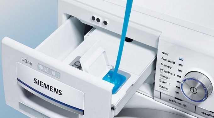Riempire lo scomparto della lavatrice con gel per tessuti delicati
