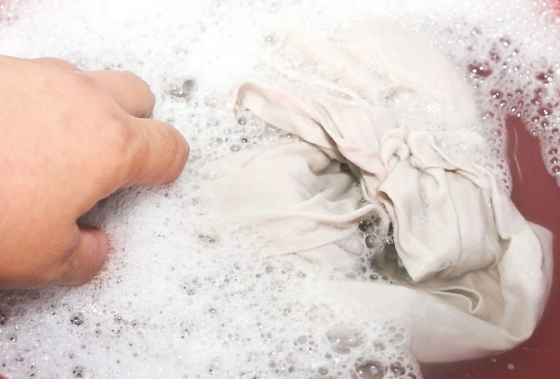 Mettere a bagno le tende con macchie di grasso nel detersivo in polvere