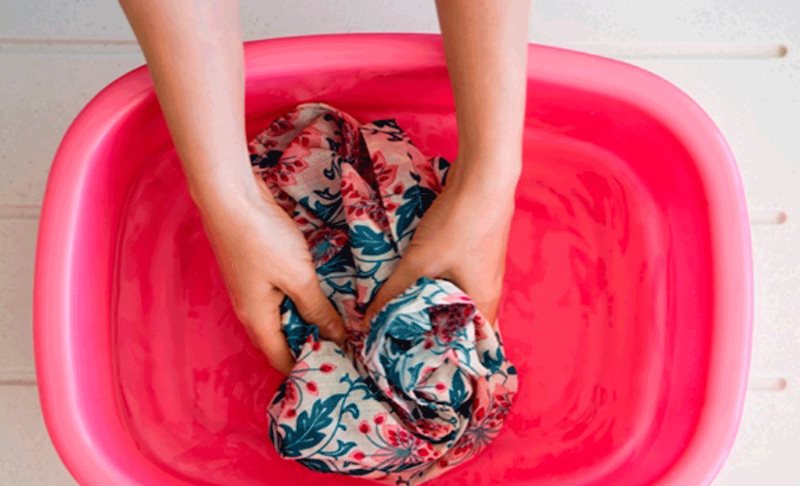 Immergere una tenda di chintz in una bacinella di acqua calda