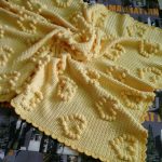 Coperta all'uncinetto gialla con cuori gialli