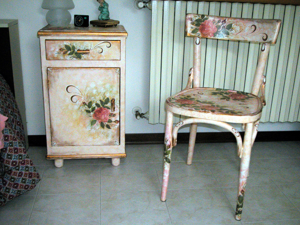 decoupage di mobili con tovaglioli a mano