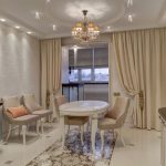 tende classiche su una cornice del soffitto