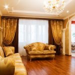 tende di broccato su una cornice del soffitto