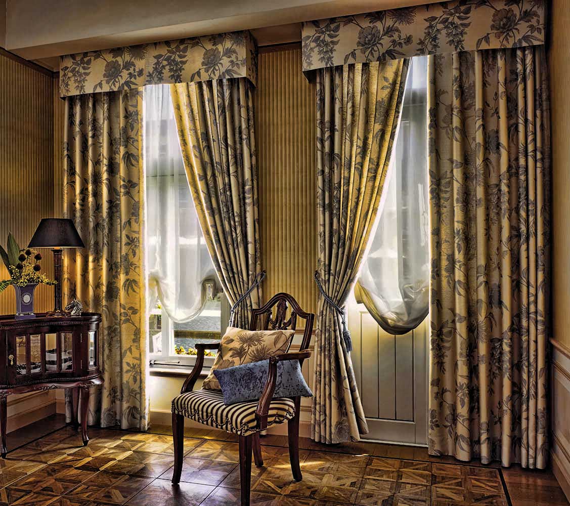 ornamento floreale sulle tende