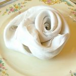 Idee fai da te per realizzare rose su tovaglioli