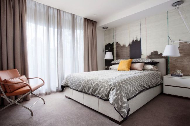 tende nella foto della lunghezza della camera da letto