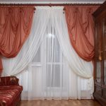 Tende d'aria bianche e mattone per un soggiorno classico