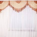 Tulle bianco e splendido lambrequin per la decorazione delle finestre