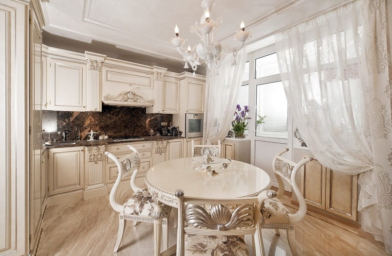 Cucina classica con tulle bianco sulla finestra