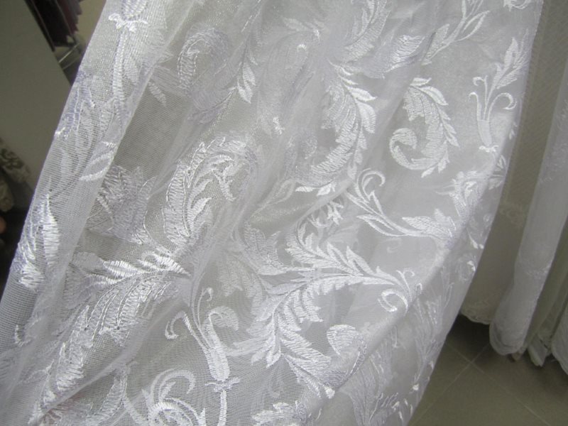 Organza bianca con bellissimi ricami