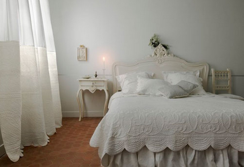 Tulle di lino bianco nell'interno della camera da letto
