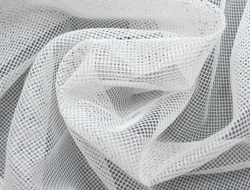 Rete di tulle bianca con celle a diamante