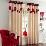 Tende beige con papaveri sugli occhielli