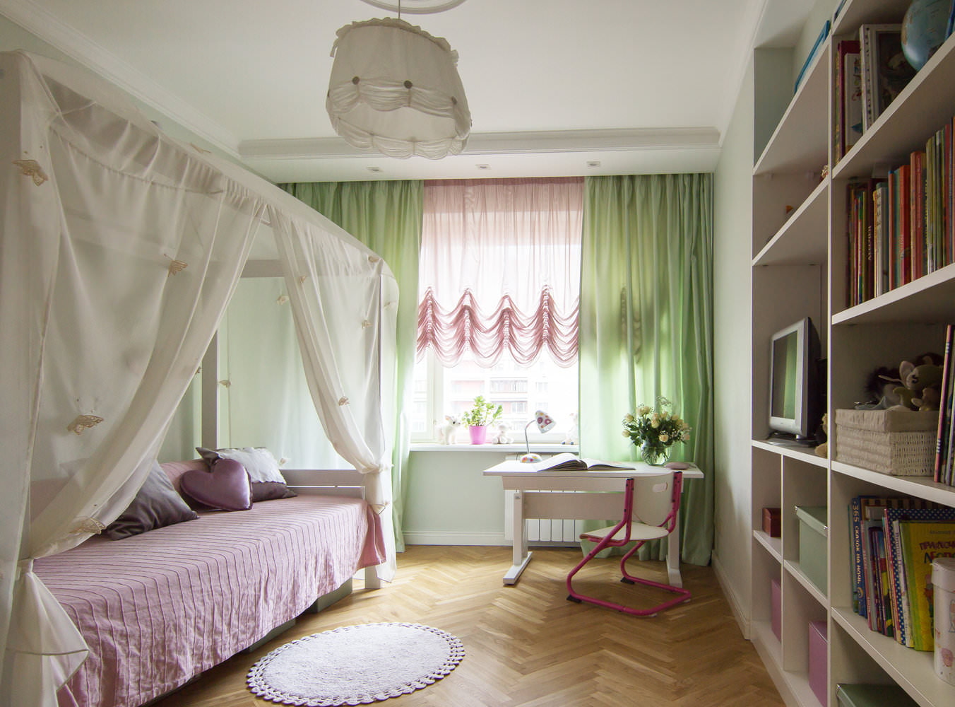 tulle colorato all'interno della camera da letto