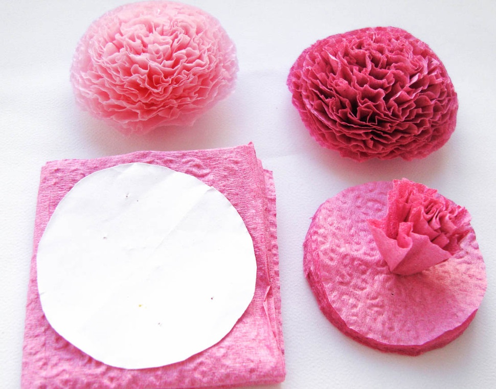 idee per decorazioni con fiori di tovaglioli di carta