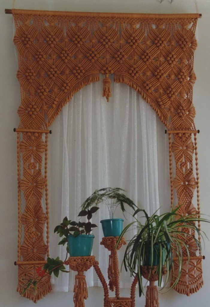 Composizione in macramè all'interno di un soggiorno
