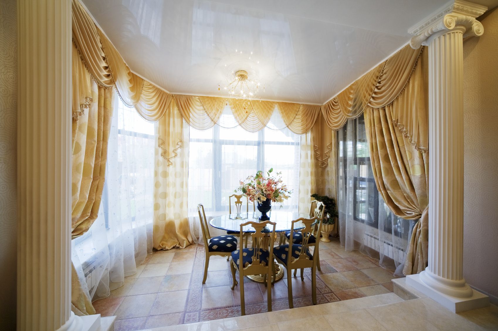 decorazione delle finestre con tende