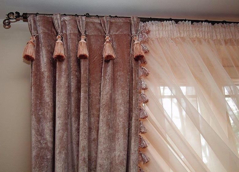 Decorare la parte superiore delle tende con nappe su grucce
