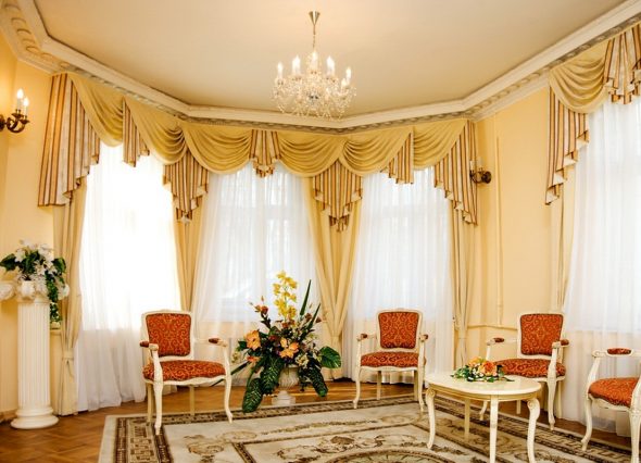 Decorare lo spazio della finestra in stile classico