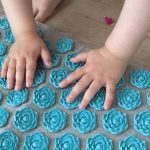 design del tappetino per massaggio ai piedi del bambino