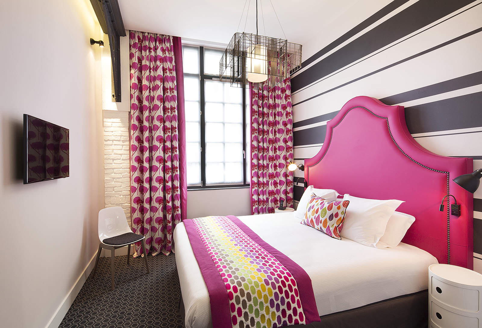 design degli interni della camera da letto rosa