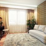 tende sulla cornice del soffitto del soggiorno