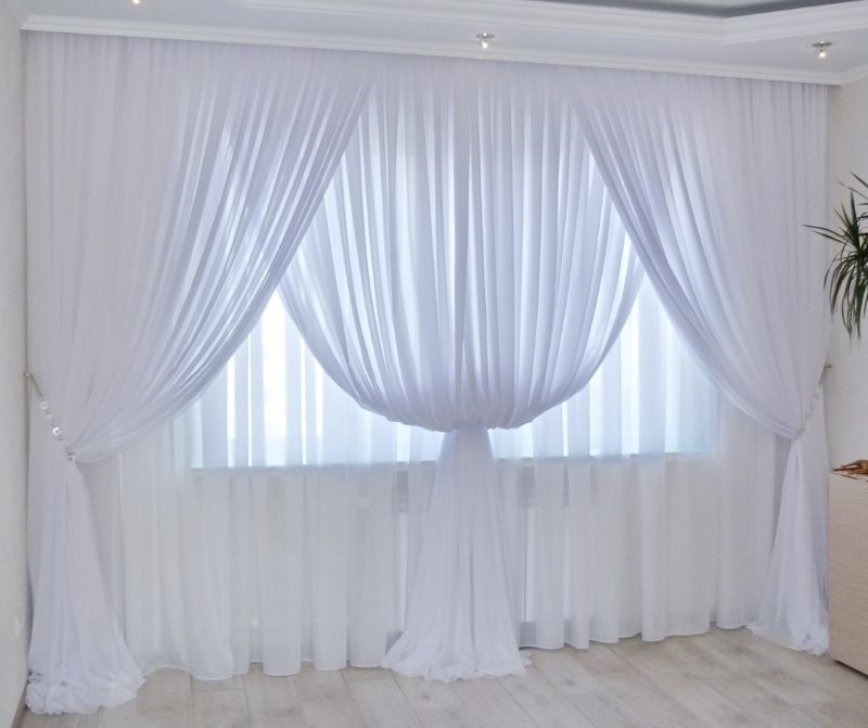 Finestra del soggiorno con doppie tende in voile