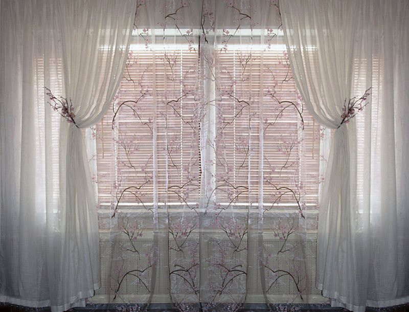 Decorazione per finestra con tulle doppio bianco