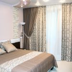 doppie tende sul cornicione del soffitto