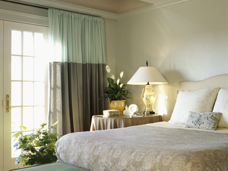 Tende bicolore all'interno della camera da letto