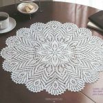 foto di un tovagliolo a filetto all'uncinetto