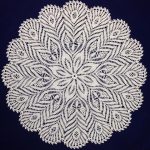 foto di decorazioni all'uncinetto con tovagliolo a filetto